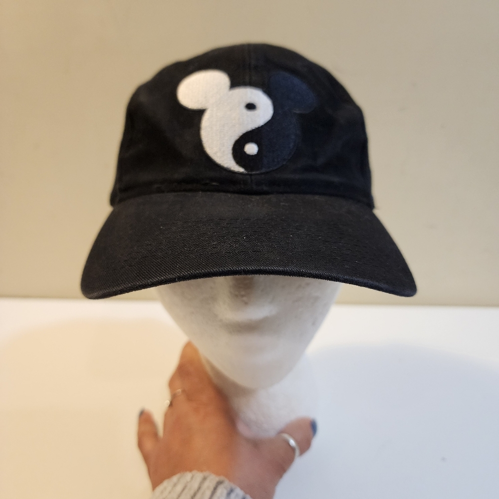 vintage Walt Disney World Yin Yang Mickey Mouse black adult hat cap.